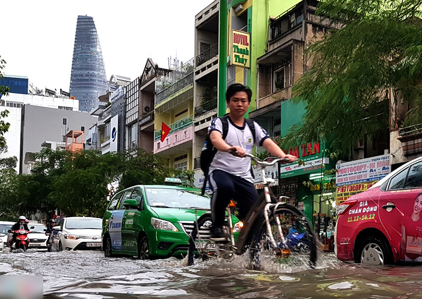 Xe cộ chết máy, ngã nhào khi triều cường gây ngập trung tâm Sài Gòn